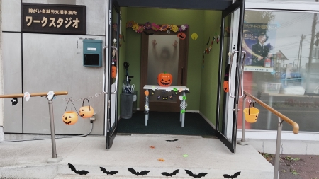 ハロウィン準備　玄関外から4